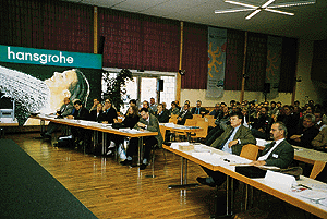 Hansgrohe-Geschäftsführer Otto Schinle (vorne rechts) hatte zum vierten Umweltforum nach Offenburg eingeladen und rund 150 Fachleute aus Wissenschaft, Industrie und Handwerk füllten den Saal.