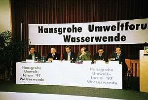 Joachim Weinhold, Geschäftsführer Technik im ZVSHK (2. von links): "Wenn der sorgsame Umgang mit Trinkwasser die Herausforderung ist, ist dazu ein ganzheitlicher Ansatz notwendig. So ist eine Entsorgung über ältere Abwassernetze auf bestimmte Wassermengen angewiesen, die man nicht einfach reduzieren kann. Eine Regenwasserbewirtschaftung, z.B. für Toiletten oder Garten, würde aber durchaus Sinn machen."
