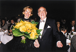 Blumen vom stellvertretenden Obermeister Heinz Otten für Frau Hering.