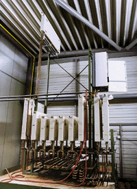 Bild 2: Versuchsaufbau bei Kermi in Anlehnung an eine Kundenanlage. Deutlich erkennbar sind die dem Original nachempfundenen Längen der Anschlußleitungen und die Montagehöhen der Heizflächen.