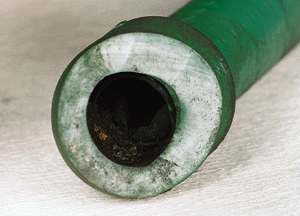 Bild 3: Ablagerungen vor einer Querschnittsverengung im Rohrnetz einer reklamierten Anlage.