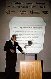 Dr. Schmidt, IWO, erläuterte die Sichtweise der Ölwirtschaft und möchte das derzeitige Marktvolumen für Heizöl erhalten. Dazu bedürfe es der Marktpartnerschaft von Industrie, Handel und Handwerk.