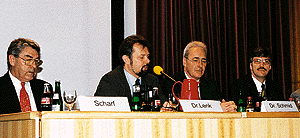 Hochrangige Besetzung des Podiums: LIM Werner Scharf, Dr. Lenk, WBM, Dr. Schmidt, IWO, Dr. Daum, FV SHK und Dr. Grabenhenrich (nicht im Bild), Buderus.
