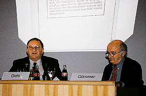 "Kienzle und Hauser," in Person von Helmut Diehl (links) und Peter Gömmer, führten ein Streitgespräch zum Thema "Die Ölheizung - ein sicheres System". Kontroverse Standpunkte wurden nicht ausgelassen. Gömmer erläuterte die DIN und die Verordnungen anschaulich mit Beispielen aus der Praxis.