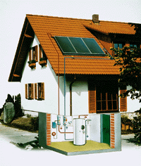 Einfamilienhaus mit Kollektoren und Standspeicher im Keller.