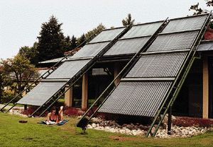 Tor zur Sonne: Architektonisch ansprechend gelöste Anordnung der Kollektoren für Schwimmbeckenerwärmung und Warmwasserbereitung.
