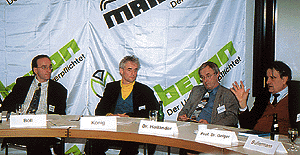 Während einer Diskussionsrunde, von links: Markus Böll, Fa. Mallbeton (Mitveranstalter) und die Referenten Dipl.-Ing. Klaus Werner König, Dr. Reinhard Holländer und Prof. Dr.-Ing. Wolfgang F. Geiger.