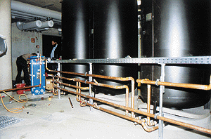 Bild 16: Blick auf die Pufferspeichergruppe und die Verrohrung während der Montage (Installationsfirma Ökotec GmbH Oberbobritzsch/Sachsen).
