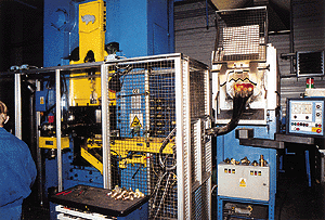 Per moderner Strangpreßmaschine werden Armaturenkörper für Zweigriffarmaturen gefertigt, . . .