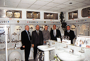 . . . von deren professioneller Präsentation sich Peter Figge (Kludi-Pressesprecher), Stanislaw Lech, Slawomir Jakubowski (Gaja-Verkäufer), Wolfgang Semnet und Jacek Gala überzeugten (v.l.n.r.).