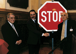 "Stop mit weiteren Belastungen!" Von links: Landesinnungsmeister Rudolf Peters, Landesvorsitzender der Mittelstands- und Wirtschaftsvereinigung der CDU NRW Hartmut Schauerte MdB, Hauptgeschäftsführer Dr. Hans-Georg Geißdörfer.