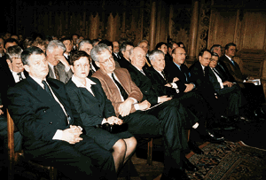 Unter den Festrednern Bremens Bürgermeister Dr. Henning Scherf, dritter v.l. In seiner Ansprache war Scherf sichtlich bemüht, die zum Teil immer noch aufgebrachten Gemüter der Vertreter der Bremer Innungsbetriebe bezüglich des Vorgehens der Bremer Stadtwerke zu beruhigen. Es solle nichts geschehen, was dem mittelständischen Handwerk, Rückgrat der Bremer Wirtschaft, Schaden zufüge, so Scherf. - Ob der OB hiermit überzeugen konnte, wird sich noch zeigen müssen. (Scherf betonte darüber hinaus die positive Entwicklung, die Bremens Wirtschaft im letzten Jahr genommen habe.)
