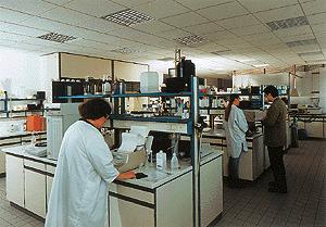 Blick in ein Labor mit moderner Analysetechnik.