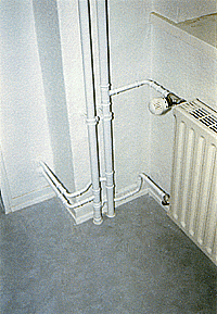Bild 5: Fertiggestellte neue Heizungsinstallation mit MNG-Thermostatventilen und -Verschraubungen sowie Baufa-Plattenheizkörpern.