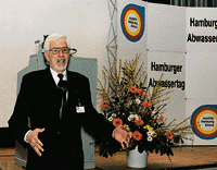 Harald Koch vom Fachverband Klempner- und Sanitärtechnik Hamburg referierte über die Umsetzung des novellierten Gesetzes.