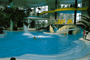 Freizeitgerechtes Attraktions-Schwimmbecken mit Südsee-Charme.