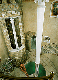 Attraktives Schnecken-Kalttauchbecken (mit Kaltgußbereich im Hintergrund) in der Sporthotel-Residenz Alpenrose am Achensee.