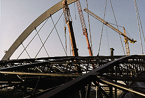 . . . überspannt die gesamte Dachfläche, von der aus das Regenwasser . . .