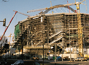 Der elliptische Bogen, markantestes Zeichen der "KölnArena" . . .