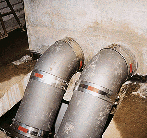 . . . zum Energieumwandlungsbecken und schließlich über zwei 400er Gußrohre in das öffentliche Kanalsystem fließt.