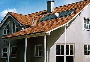 PARADIGMA-Flachkollektor Typ SOLAR mit TiNOX-Hochleistungsabsorber, hier als Indachmontage.