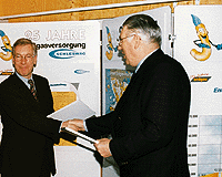 Nach der Unterzeichnung der Gründungsurkunde, v.l.n.r.: Schleswag-Vorstandsmitglied Helmut Lechlein und Landesinnungsmeister Albert Vogler.