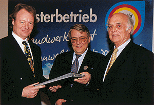"Brief und Siegel" gab es bei der Unterzeichnung der Kooperationsvereinbarung zwischen dem Landesfachverband SHK NRW und der Interseroh. Geschäftsführer Dr. Ing. Andreas Schmidt, Landesinnungsmeister Dipl.-Ing. Rudolf Peters und der Hauptgeschäftsführer des Fachverbandes SHK NRW Dr. Hans-Georg Geißdörfer (v.l.n.r.) bei der Übergabe der Urkunden.