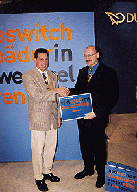 Internet machts möglich: IKZ-HAUSTECHNIK und Duravit schrieben ein Gewinnspiel für Datensurfer aus. Michael Beckmann hatte den richtigen Link gesetzt und bekam von Erich Fuhrer (Vertriebsleiter Inland) die innovative Belohnung: duraswitch.