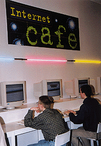 Internet - Die Wichtigkeit dieses Mediums der Kommunikation verdeutlichten die "Cafés", in denen man die Möglichkeit hatte, in der virtuellen Welt, wie hier beim Fachverband NRW, zu "surfen".