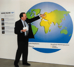 Dr. Jürg Krebser erläuterte während seines Vortrages einige Kernpunkte der "Strategie 2002", die u.a. eine weitere Expansion in der Produktion und dem Verkauf vorsieht.