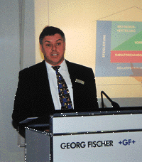 Roland Kaiser, Produktmanager Haustechnik, erläuterte Markt- und Bedürfnisanalysen, deren Auswertung schließlich zur Entwicklung des Flexalino-Systems geführt haben.
