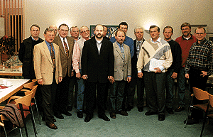 Der neugewählte Obermeister der Innung Bielefeld Walter Hechler, siebter von rechts, mit seinen Vorstandskollegen, nach der erfolgreichen Sitzung, auf der Helmut-W. Steinbicker, vierter von rechts, zum Ehrenobermeister gewählt wurde.