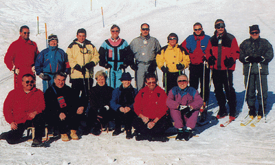 "Ski heil, oder?!" Einige der Ski- und Rodelbegeisterten, die am ersten Skiseminar des Fachverbandes teilnahmen, brachten sonnige "Pistengrüße" mit. Alle Teilnehmer waren so begeistert, daß sie sich spontan für das 1999 vorgesehene Skiseminar anmeldeten.