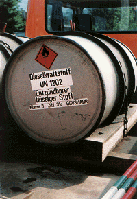Bild 7: Ein 200l-Faß, das für die Beförderung von Dieselkraftstoff auf einem Klein-Lkw sicher befestigt ist.