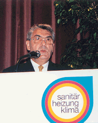 LIM Werner Scharf begrüßte die Gäste und Gratulanten in der Kongreßhalle in Gießen.