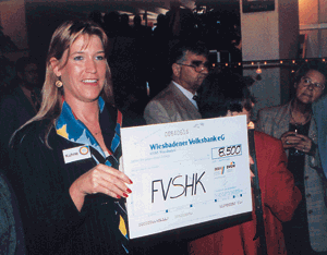 Voller Stolz präsentierte Frau Kühne, FV Geschäftsstelle Gießen, den überreichten Scheck.