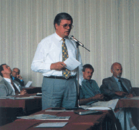 Bayerns LIM Werner Obermeier schaltete sich in die Diskussionsrunde ein. Er sieht das Handwerk in der Zange zwischen Großhandel (Rabattierung) und Auftraggeber (5% Gewährleistungseinbehalt). Eine Lösung aus seiner Sicht wäre eine Nettoliste. Dies führte zu Unbehagen bei Wippich, der sich aber gesprächsbereit zeigte.
