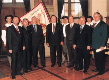 Das offizielle Foto mit Rednern und Innungsrepräsentanten von links: Innungsgeschäftsführer Erich Laforsch, Landesinnungsmeister Werner Scharf, ZDH-Generalsekretär Hanns-Eberhard Schleyer, Obermeister Hans Scherr, Stadtrat Udo Corts, Handwerkskammerhauptgeschäftsführer Dr. Jürgen Schwappach, ZVSHK-Vizepräsident Werner Obermeier.