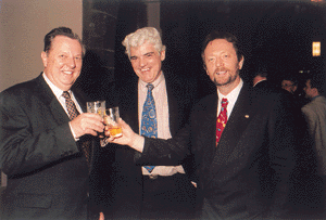 Ebbelwoi international verköstigt in den Römerhallen von links: Obermeister Hans Scherr, World-Plumbing-Council-Repräsentant Bernard Bateman, Innungsgeschäftsführer Erich Laforsch.