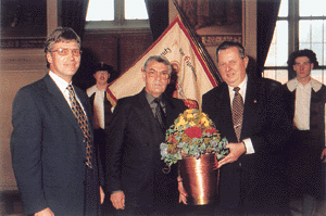 Der Landesverband überreicht seiner größten Innung das Jubiläumsgeschenk von links: Fachverbandsgeschäftsführer Dr. Eugen Daum, Landesinnungsmeister Werner Scharf, Obermeister Hans Scherr.