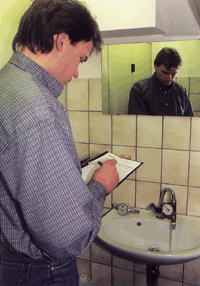Bevor konkrete Vorschläge zur Reduzierung des Wasserverbrauchs ausgearbeitet werden konnten, wurde, soweit das möglich war, an allen Armaturen der Wasserdurchfluß und der sich einstellende Fließdruck gemessen.