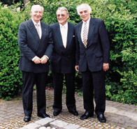 ZVSHK-Präsident Heinz-Dieter Heidemann (links) und Dr. Hans-Georg Geißdörfer (rechts) zollten dem Jubilar LIM Rudi Peters Dank und Anerkennung für sein langjähriges Engagement.