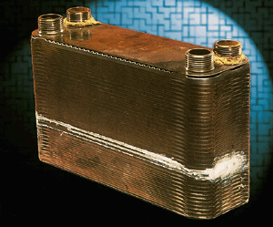 Bild 1: Plattenwärmetauscher mit Leckage und Rückständen von Wasserinhaltsstoffen.