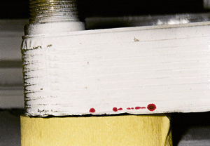 Bild 4: Lokalisierung der Undichtigkeiten an einem Wärmetauscher mit dem Farbeindringverfahren.