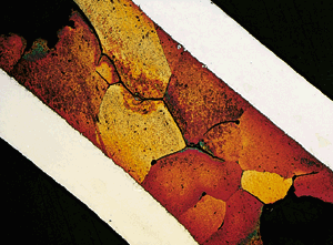 Bild 6: Korngrenzenangriff des Kupferlotes im Anfangsstadium; Vergrößerung 64:1.