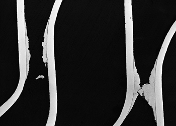 Bild 8: Fortgeschrittene Korrosion des Kupferlotes zwischen den Platten; Vergrößerung 16:1.