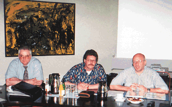 Der Geschäftsführer der AJU, Assessor Wolfram Weber (rechts) und die in ihrem Amt bestätigten Rolf Simmet (Mitte), 1. Vorsitzender und Stephan Ruhe, stv. Vorsitzender.