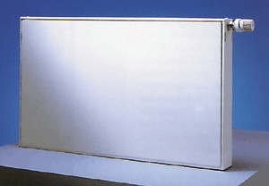 Bild 2: Flachheizkörper Planflux Spezial mit integrierter Ventilgarnitur.