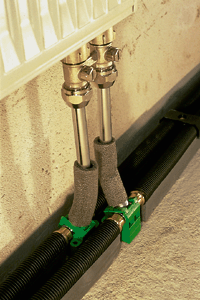 Bild 3: Heizkörperanbindung ("HKA") aus dem Boden und aus der Sockelleiste.