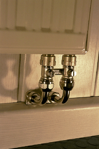 Bild 3: Heizkörperanbindung ("HKA") aus dem Boden und aus der Sockelleiste.